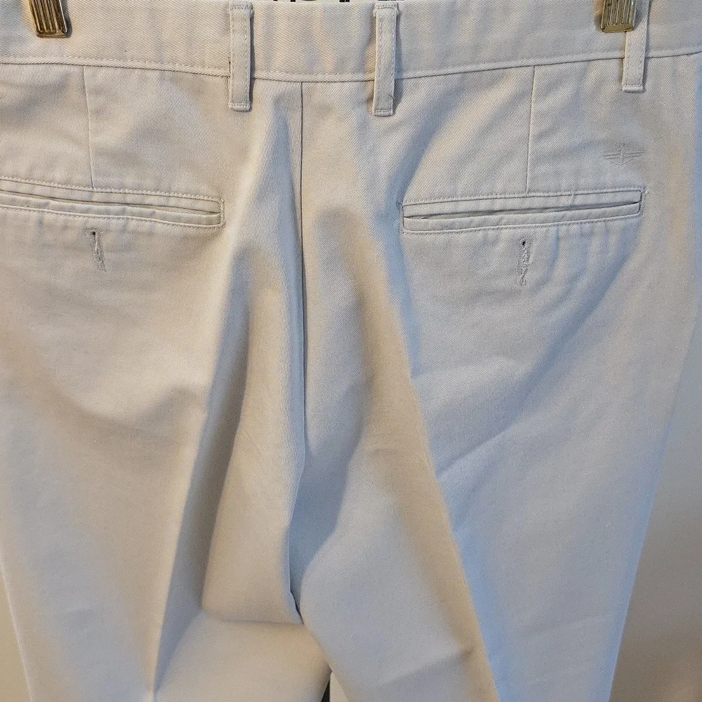 Dockers Classic Fit Pants 32x32 Cream Colored Mens (David # 12)